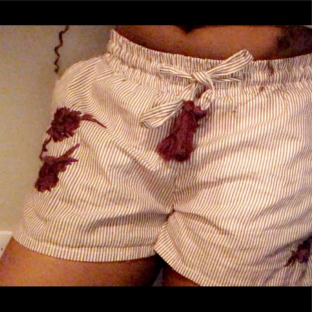 A fashionable flower shorts